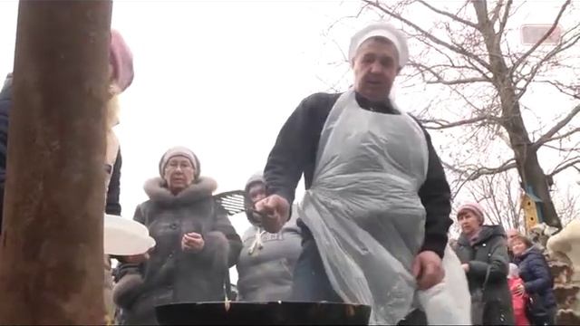 На Масленицу севастопольцев учили готовить блины и оладьи смотреть онлайн