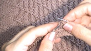 Вяжем горизонтальную цепочку  на лицевой глади по кругу.