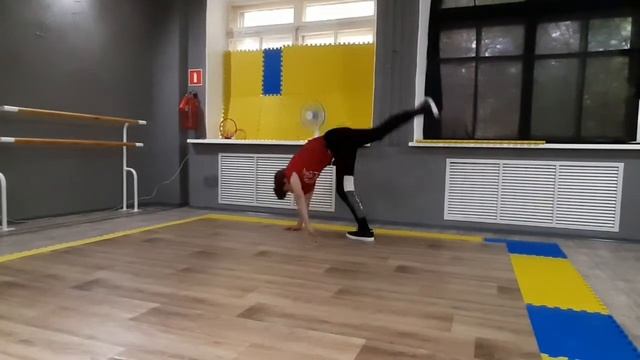 Как делать Airtwist/обучалка (power move) брейк данс в Комсомольск на амуре смотреть онлайн