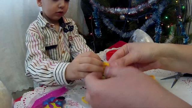 Делаем игрушку. Шарики с мукой. Занимательные игры с детьми. Развивающие игры с детьми. смотреть онлайн