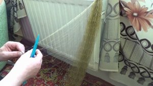 Заштопать и отремонтировать рваную дырку на рыболовной сети.