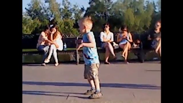 ТАНЦЫ В ЦАРИЦЫНО (максим жжёт).avi смотреть онлайн