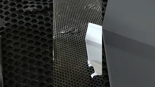 Жестяные работы . Принцип изготовления угла из фигурного желоба. смотреть онлайн