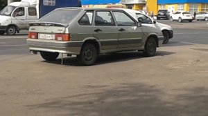 ВАЗ-2114 зачем он на тротуар ВЬЕХАЛ???
