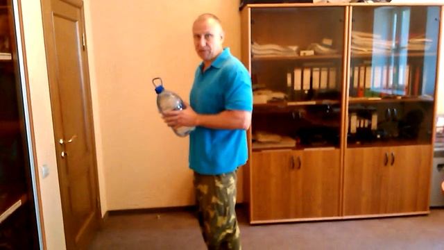 Выпад назад, груз к носку. Качаем ноги. смотреть онлайн