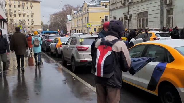 Очередь за бесплатной яндекс станцией смотреть онлайн