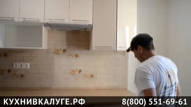 Угловая кухня с с необычным углом и шахтой