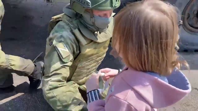 Милая девочка и русский солдат Мариуполь смотреть онлайн