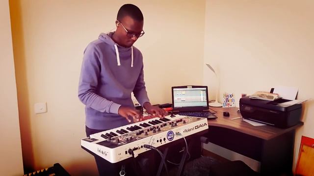 Ha He -Just A Band (Synth / Bass Cover/Live Arrangement) | #GrooveThursday with Flying Bassman смотреть онлайн