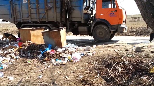груда мусора рядом с питьевой водой! смотреть онлайн