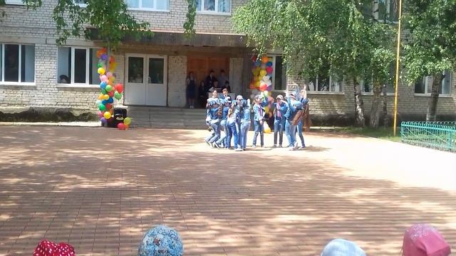 Танец под песню . А мне бы петь и танцевать смотреть онлайн
