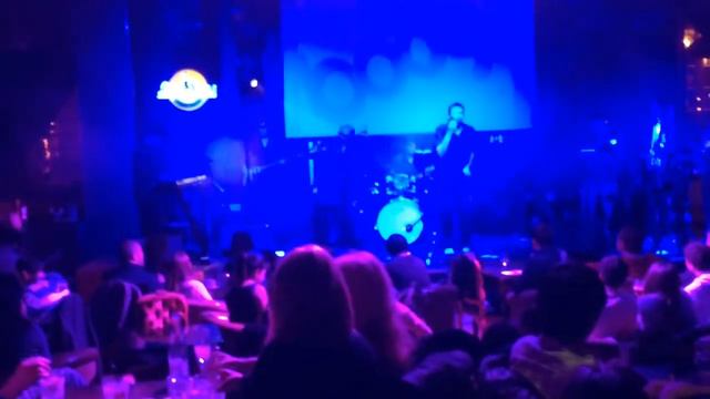 Guitarrista con Line6 POD Live y amplificador Kustom смотреть онлайн