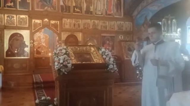 Тропарь, кондак и величание Пресвятой Богородице пред иконой ее "Троеручица" смотреть онлайн