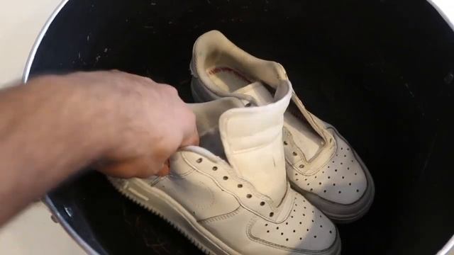 DIY: WHITE NIKE AIR FORCE ONES INTO DECONSTRUCTED FORCES смотреть онлайн