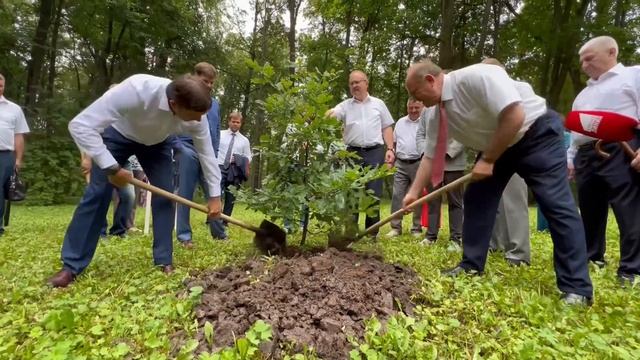 Зюганов посадил в Спасском «красный» дуб