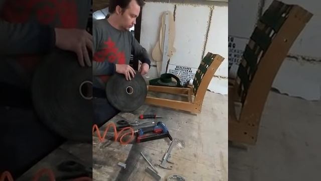 Обтяжка мягкой мебели. Этап 1. Резинка смотреть онлайн