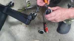 Разбираю колеса офисного, компьютерного стула.