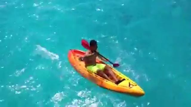 Omar Rivera Kayak in Bora Bora lagoon смотреть онлайн