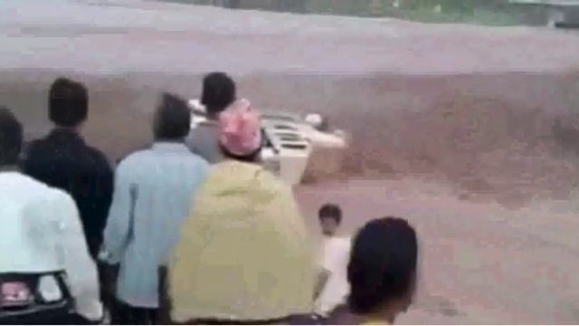 крушение автобуса в бурлящию реку смотреть онлайн