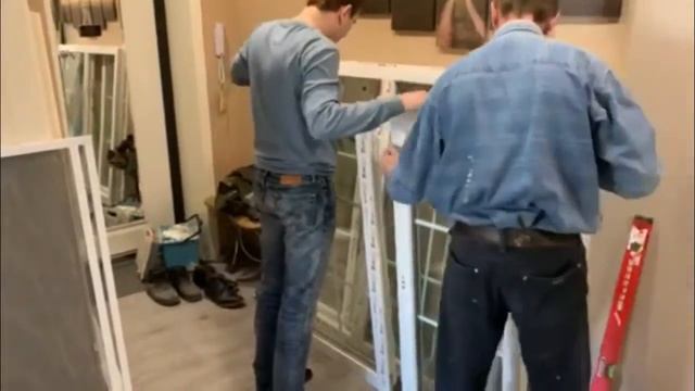 Проверка окна на видимые повреждения и брак