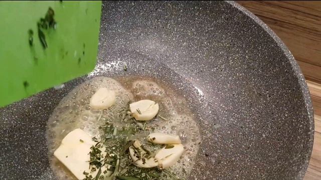 Жареные креветки на сковороде со сливочным маслом с розмарином и чесноком. Рецепт приготовления смотреть онлайн