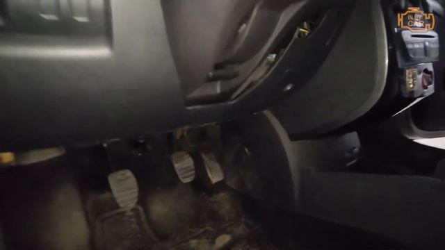 Where To Find The Diagnostic Port OBD2, Fuses Box And Battery In RENAULT CLIO 3 [2005-2014]