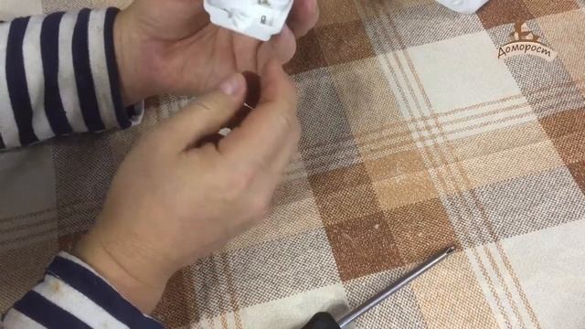 Плоская электрическая вилка. смотреть онлайн