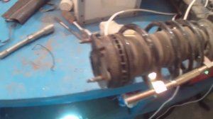 Снимаем передние стойки амортизаторов на Ford Fusion