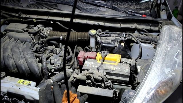Nissan JUKE 1,6 Ниссан Жук 2011 года Замена масла и фильтров в двигателе смотреть онлайн