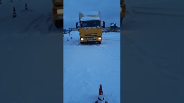 Обучение на категорию C (грузовик) - упражнение "Параллельная парковка задним ходом" смотреть онлайн