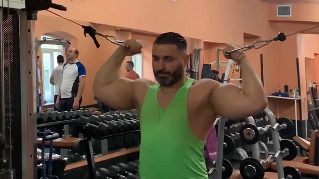 Бицепс в тренажёре кроссовер смотреть онлайн