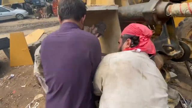 Caterpillar wheel loader 950E front wheel seal replacement & also change broken bearings смотреть онлайн