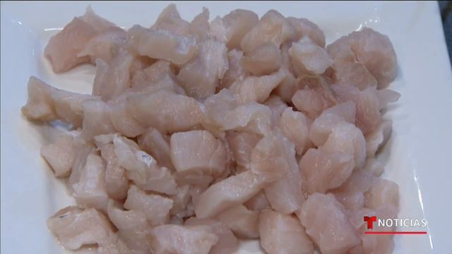 El chef Carlos Gaytán prepara sus famosas pescadillas | Noticias Telemundo смотреть онлайн