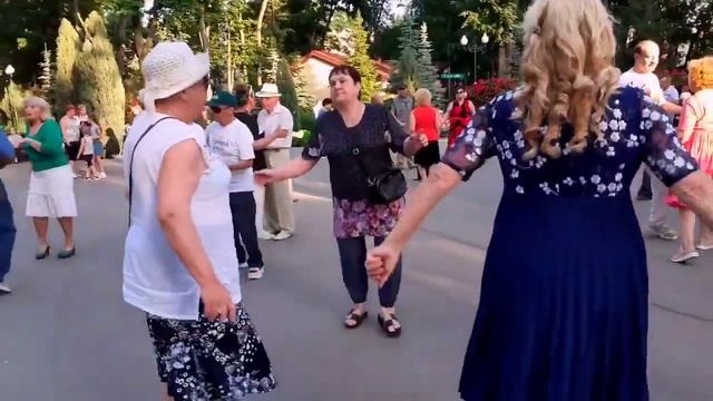 А ЛЕТО ЦВЕТА СЧАСТЬЯ! ТАНЦЫ В ПАРКЕ ГОРЬКОГО ХАРЬКОВ смотреть онлайн