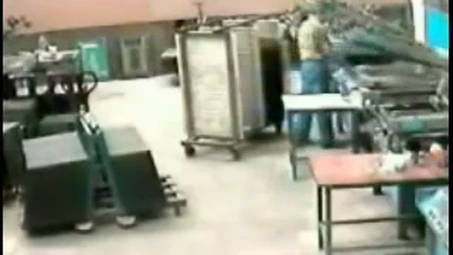 Зажало в промышленном прессе смотреть онлайн
