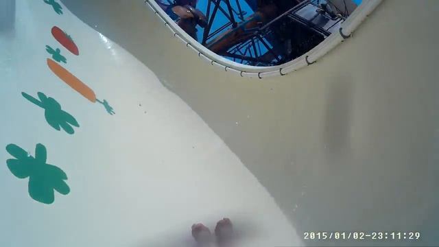 Паттайя, аквапарк Cartoon Network, горка детская, 2 ноги в кадре смотреть онлайн