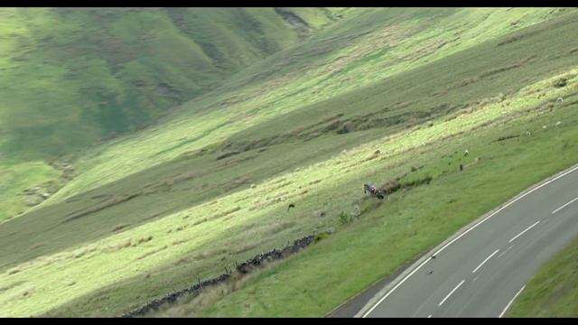 INCROYABLE: Il s'en sort VIVANT ! (crash moto) смотреть онлайн