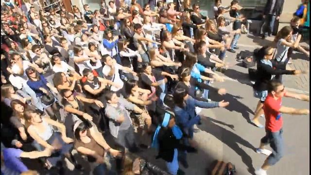 Flashmob Macarena Lyon 16/04/2011.avi смотреть онлайн