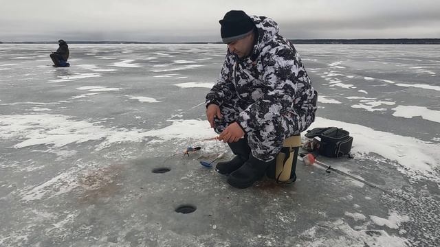 Первая зимняя рыбалка / Неожиданный улов / Соседи спасли ситуацию смотреть онлайн