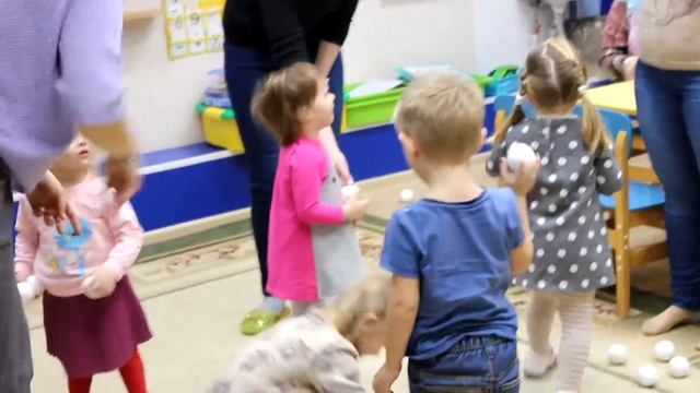 Детская игра в снежки в Детском центре Золушка г. Одинцово смотреть онлайн