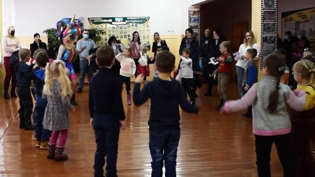 Лол в гостях у будущих первоклассников. Белорусский игровой театр ростовых кукол "Dolls4All" смотреть онлайн