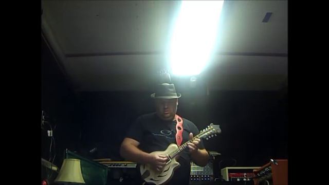 Test driving the Diamondback Electric Mandolin by Owens Custom Guitars смотреть онлайн