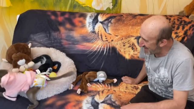 Обезьянка Люся надела банный халатик и показала как ведут себя детки, когда остаются с папами! смотреть онлайн