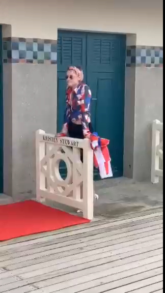 Kristen Stewart inaugure sa cabine sur les planches de Deauville2019. смотреть онлайн