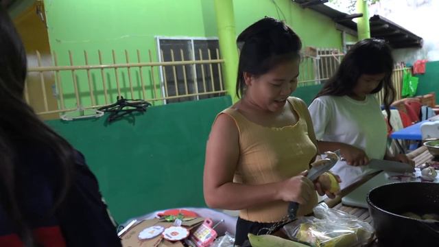 Fatima Catches Crab In The Morning and Cooks Garlic Butter Shrimp for Supper смотреть онлайн