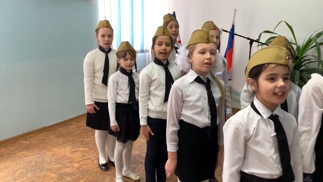 «Идёт солдат по городу» в исполнении наших юных звёздочек смотреть онлайн