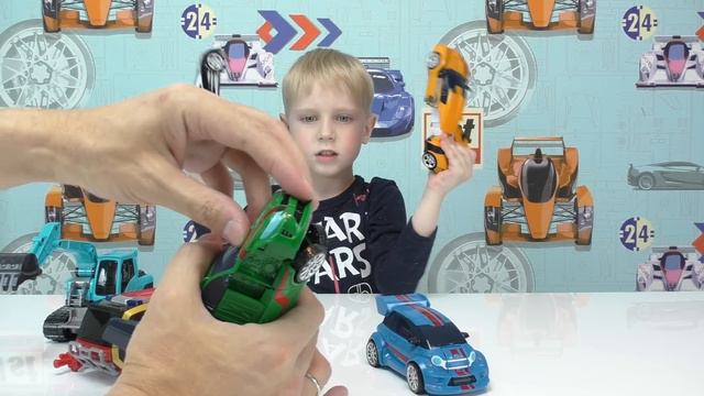 Гигантский робот трансформер из шести машин: гоночные машины, пожарная и экскаватор.