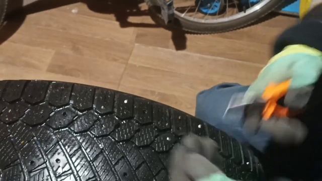 Как удалить сломанные шипы с зимней покрышки|резины и установить шипы самому|дошипун|замена шипов смотреть онлайн