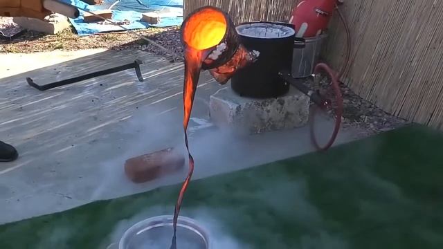 ОТЛИВАЮ МЕЧ ИЗ ОБСИДИАНА- ПОЛУЧЕННЫЙ ИЗ НАСТОЯЩЕЙ ЛАВЫ И ЖИДКОГО АЗОТА смотреть онлайн