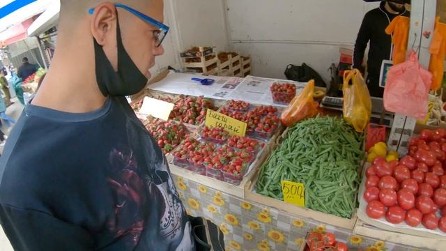 Крым, Ялта: много клубники. Цены на продукты, центральный Ялтинский рынок. смотреть онлайн